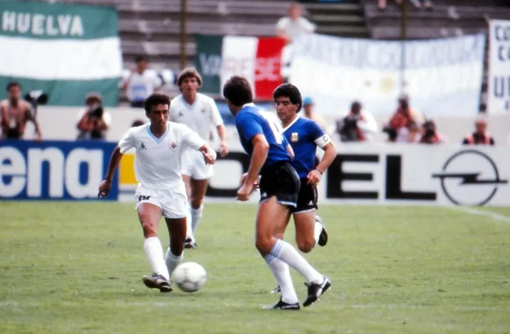 Ramos con la pelota y con Maradona cerca