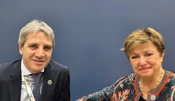Luis Caputo junto a Kristalina Georgieva, la titular del FMI