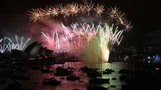 Fuegos artificiales en la Ópera de Sidney, donde ya es 1° de enero de 2018. 