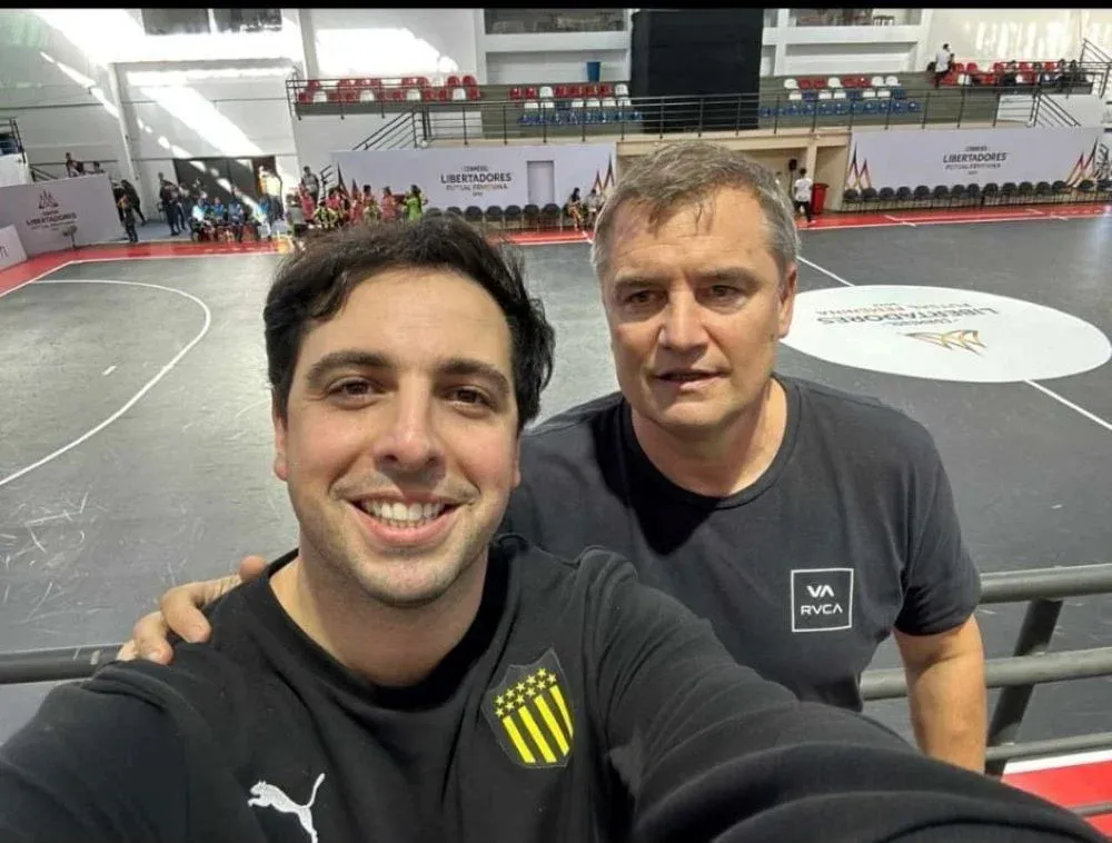 Diego Aguirre, técnico de Olimpia, posa junto a Víctor Bedrossian, el presidente de los deportes menores de Peñarol, en un partido por la Copa Libertadores femenina de futsal