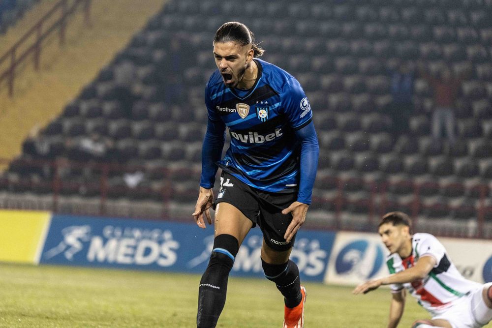 Homenaje de Thiago Vecino a Juan Izquierdo en Huachipato