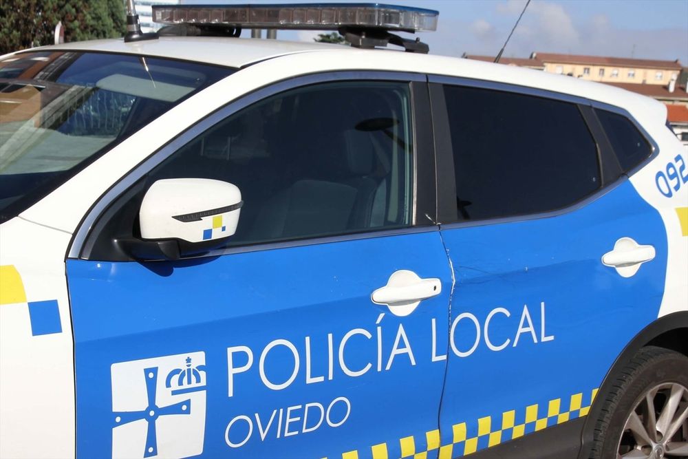 Un vehículo de la Policía de Oviedo, en Asturias.
