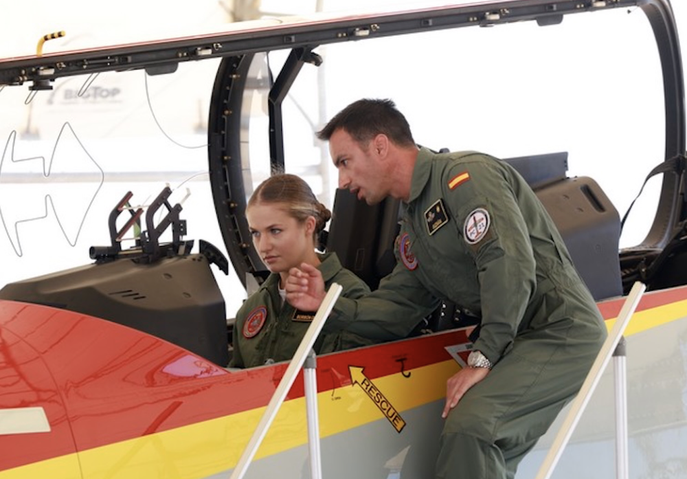 Leonor con uno de los instructores en el Ejército del Aire. 