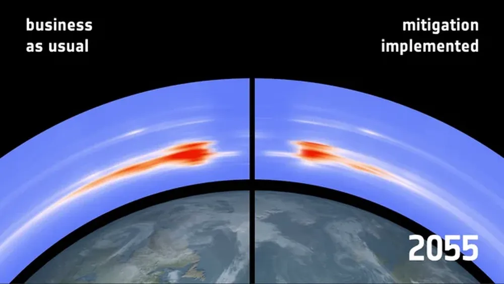 La imagen compara la densidad de basura espacial en los polos en la actualidad (izquierda), y cómo sería luego de implementado un plan de mitigación, en 2055