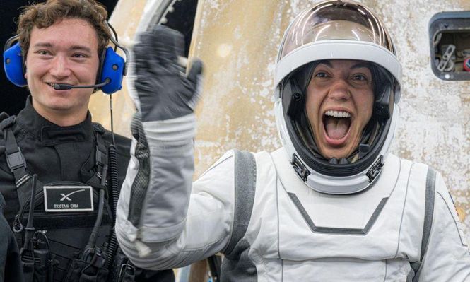 La tripulación pasó cinco días en el espacio y participó en la primera caminata espacial comercial.