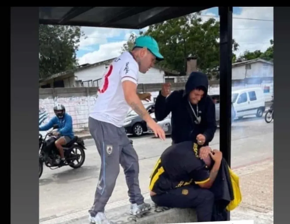 Dos hinchas de Nacional golpearon a un parcial de Peñarol en una parada de ómnibus