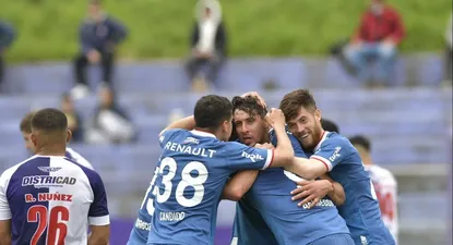 Armando Méndez celebra junto a sus compañeros, el segundo gol de Nacional que le dio el triunfo ante Fénix
