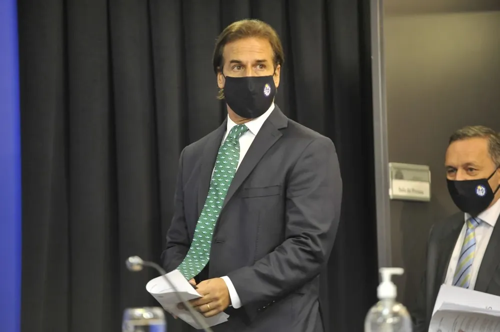 Luis Lacalle Pou saludó a su par peruano luego de que se oficializara su victoria