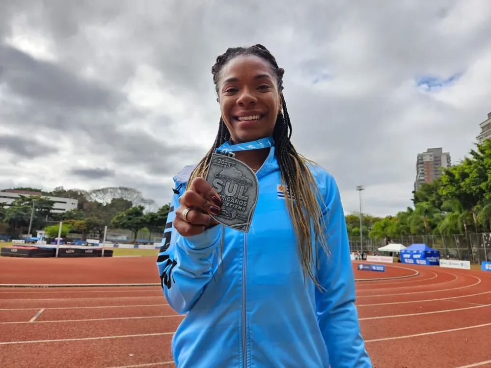 Déborah Rodríguez muestra orgullosa su medalla de plata ganada en el Sudamericano de atletismo de Brasil