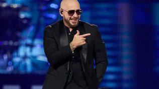 Pitbull buscará batir el récord Guinness de la mayor cantidad de calvas postizas en su concierto en Londres