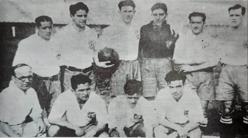 Cabrera, Arsenio Fernández, Marcelino Pérez, Eduardo García, Andriolo y Chifflet, parados; abajo, Arispe, Aníbal Ciocca y Enrique Fernández
