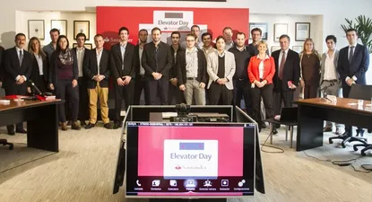 Emprendedores de las pre incubadoras universitarias junto a autoridades del banco