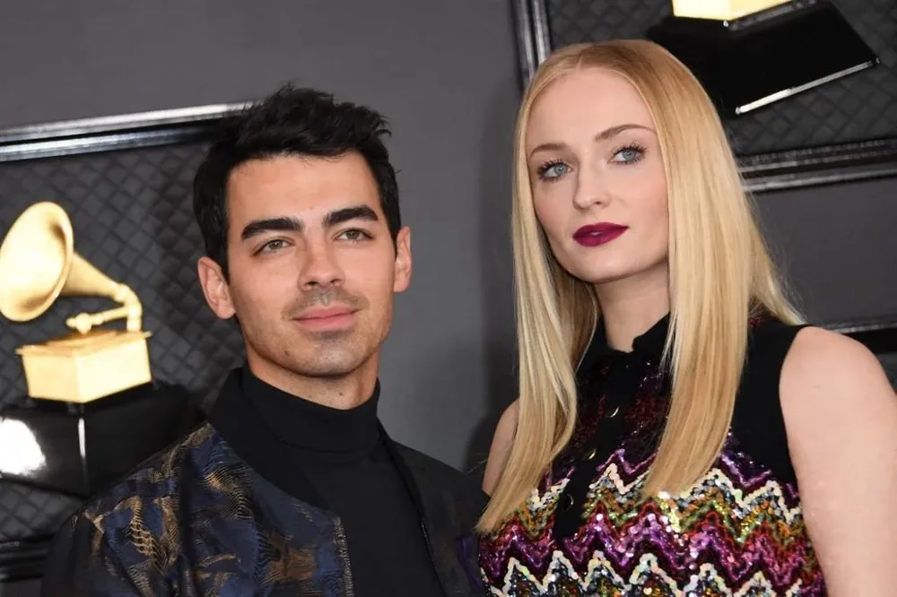 El cantante Joe Jonas y la actriz Sophie Turner iniciaron su divorcio