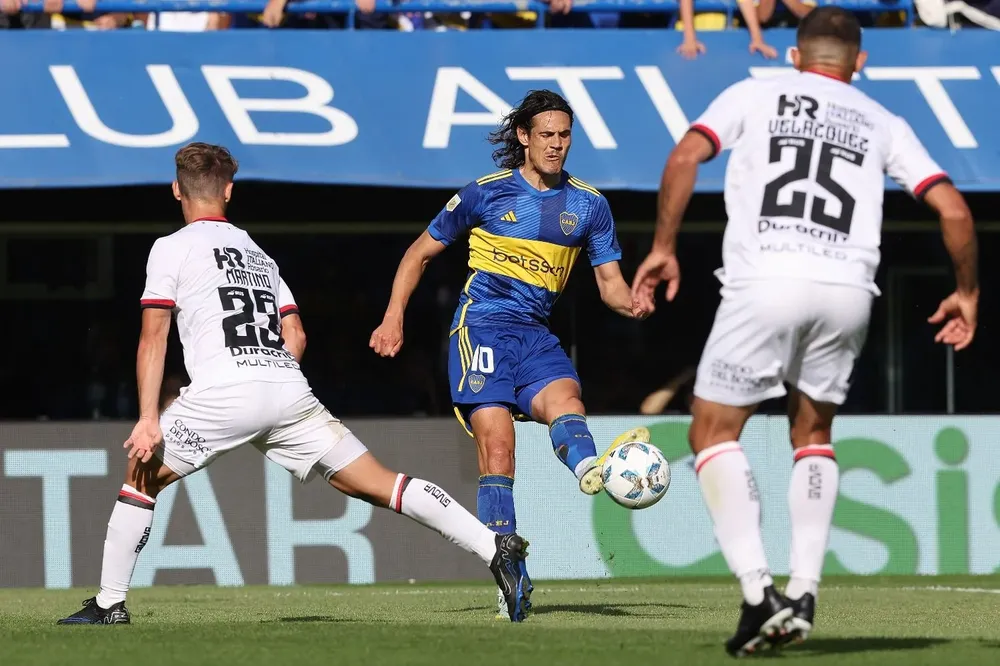Edinson Cavani frente a Newells