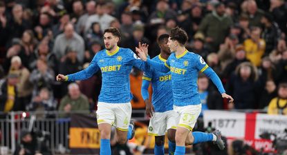 el gol del uruguayo santiago bueno en la derrota del wolverhampton ante el liverpool en anfield: mira el video