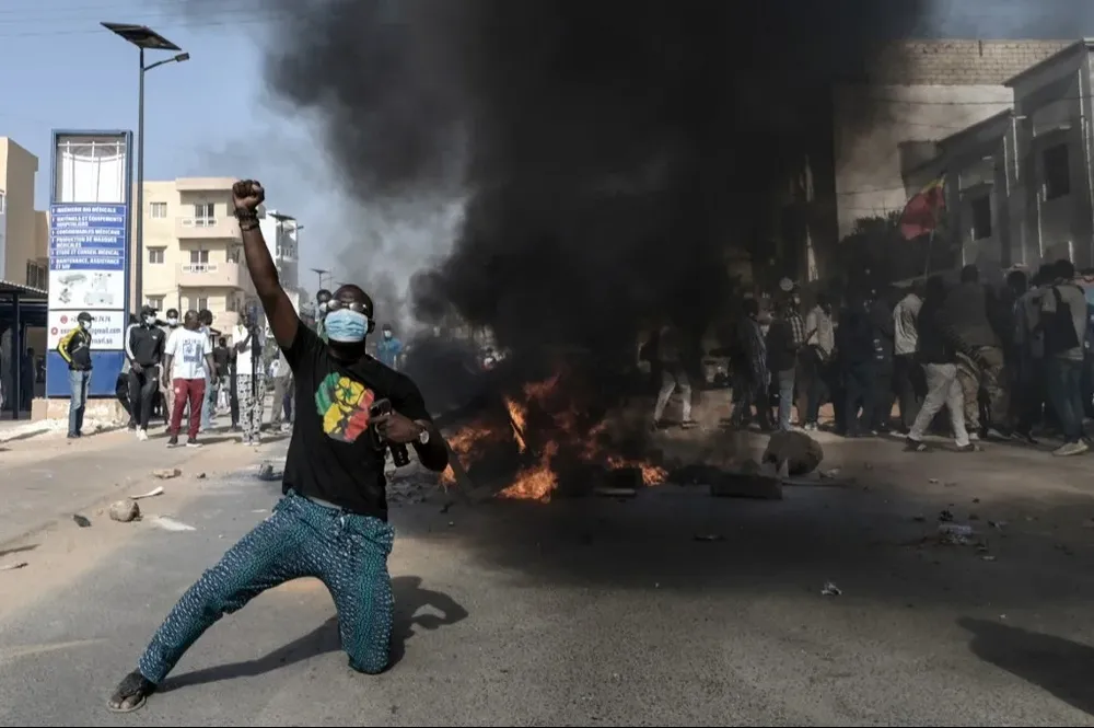 El aplazamiento, avalado por la Asamblea Nacional, condujo a una importante agitación política en la normalmente estable nación de África Occidental.