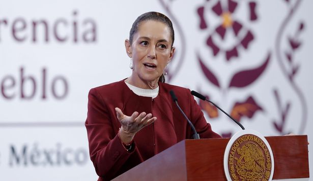 México, molesto con decisión de EEUU: la presidenta, Claudia Sheinbaum, habla durante una rueda de prensa este lunes, en el Palacio Nacional, en Ciudad de México.