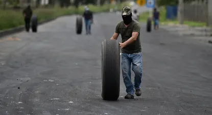 Disturbios en Colombia continuaron a pesar de la marcha atrás en la reforma fiscal