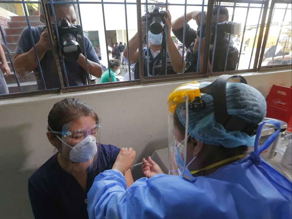 Un trabajador de la salud recibe la primer dosis de la vacuna contra el covid-19