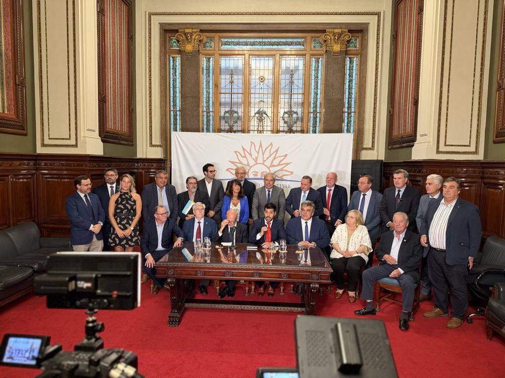 Oposición respaldó a Mónica Ferrero