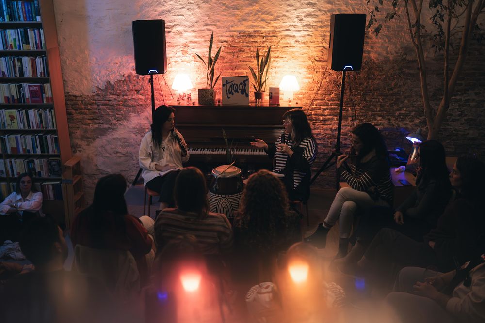 Belén Fourment y Kristel Latecki están al frente de los encuentro de escucha colectiva en Charco Club Cultural