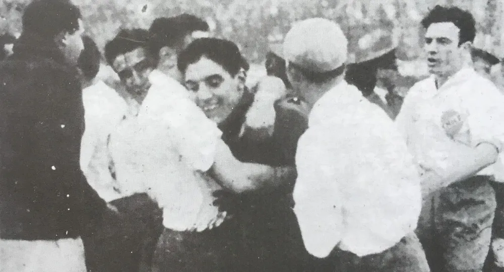 El Flaco García felicitado por sus compañeros tras atajar un penal contra River
