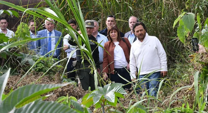 La ministra de Seguridad, Patricia Bullrich, y el gobernador Gustavo Sáenz, durante una visita a Aguas Blancas.