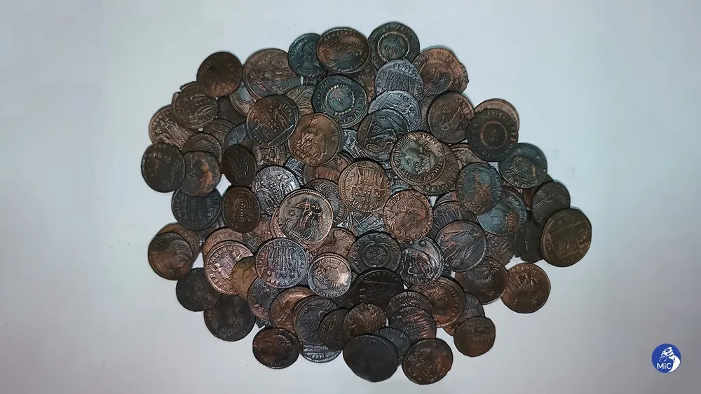 Entre 30.000 y 50.000 monedas de bronce, conocidas como follis, que datan de la primera mitad del siglo IV d.C. fueron halladas en el mar a poca profundidad cerca de la costa de Arzachena, en el noreste de la isla italiana de Cerdeña.
