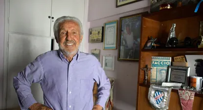 Juan Faccio en su casa con algunos recuerdos