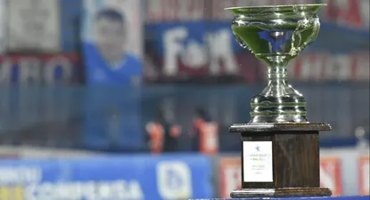 El trofeo qel Torneo Intermedio