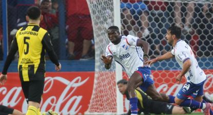 Christian Ebere de Nacional festeja su gol para el título ante Peñarol por la Liga AUF Uruguaya