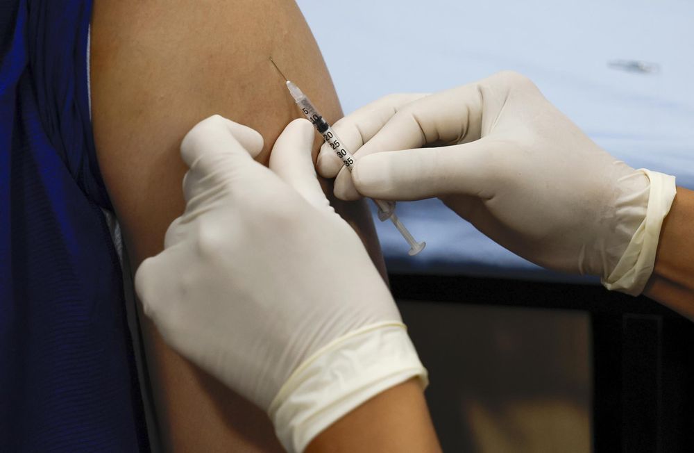 Una pesona recibe la vacuna contra la mpox. EFE