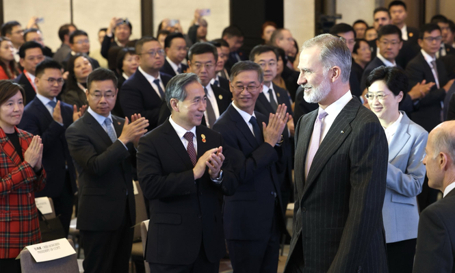 El Rey Felipe Vi en la reunión con empresarios chinos en Chengdú.