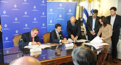 Firma del convenio entre Defensa Nacional y Aeropuertos Uruguay por el Aeropuerto de Carrasco