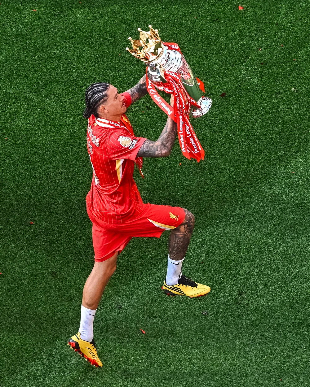 Darwin Núñez con el trofeo de la Premier League ganado con Liverpool
