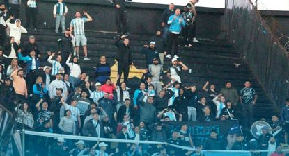 Hinchada de Cerro en el Campeón del Siglo