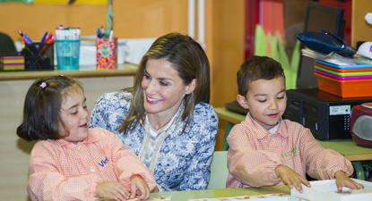 La reina Letizia y dos alumnos de Infantil.