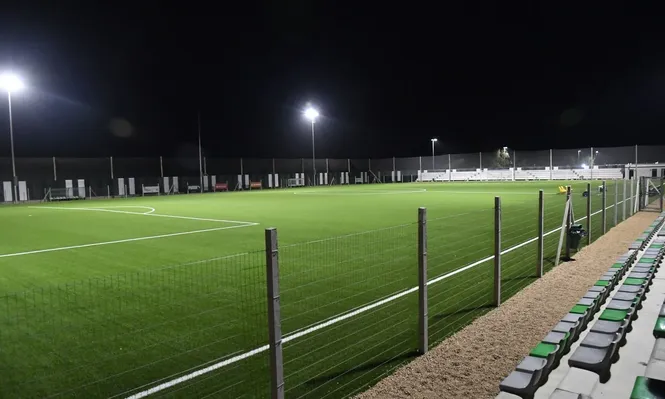 El estadio de fútbol de césped sintético e iluminado del Complejo Luis Suárez