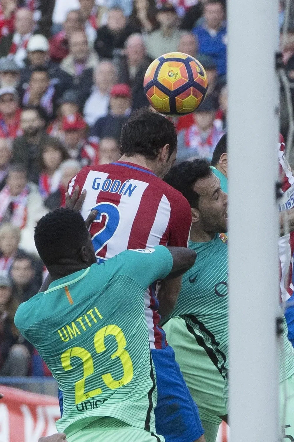 Godín ganó una vez más en las alturas