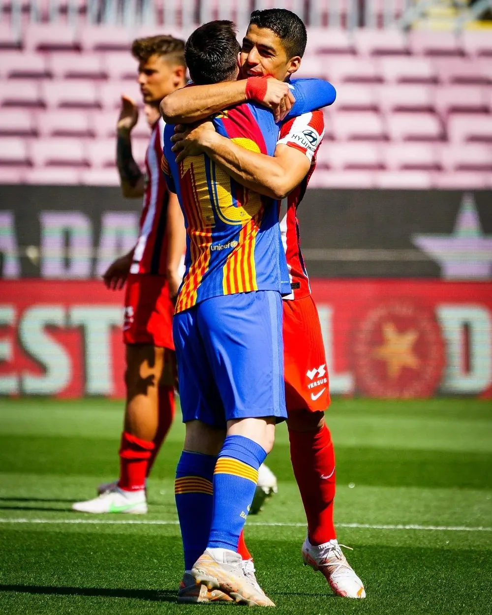 Luis Suárez y Lionel Messi y el abrazo de los amigos antes del partido entre Barcelona y Atlético de Madrid