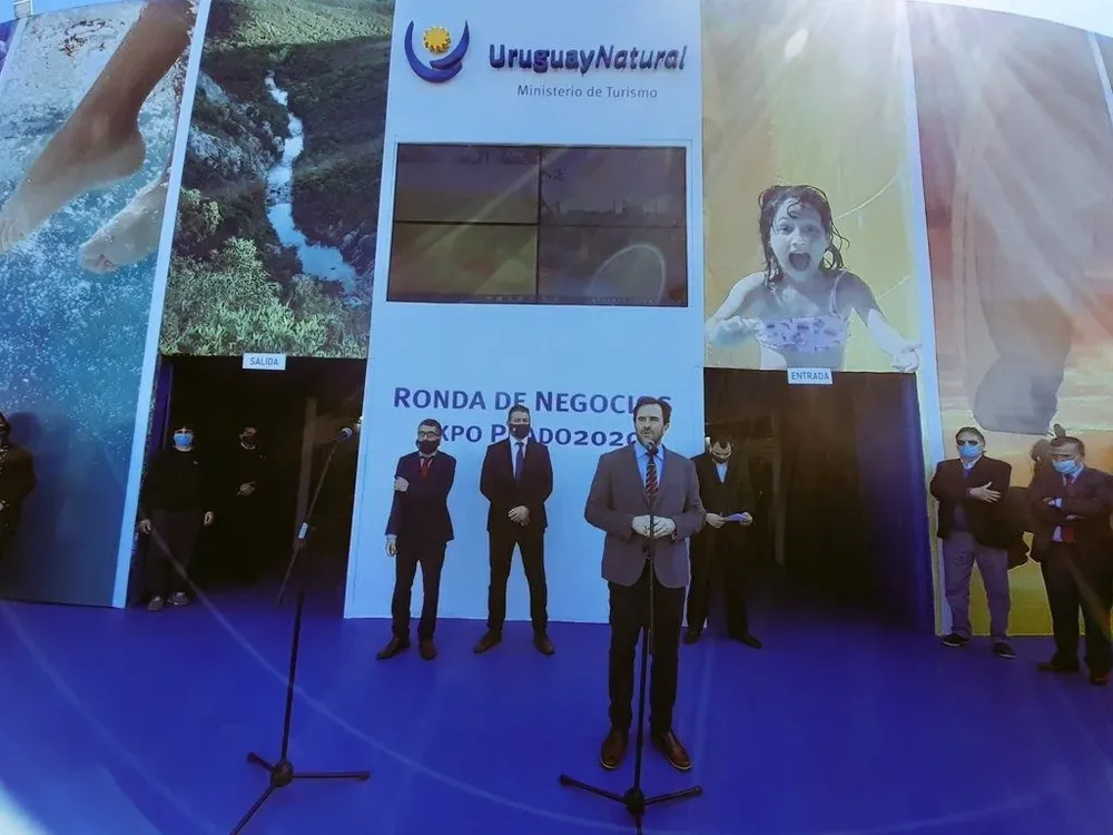 El ministro de Turismo Germán Cardoso. Detrás: el director de Turismo, Martín Pérez Banchero y el director general de Turismo, Ignacio Curbelo, en la inauguración del pabellón en la Expo Prado
