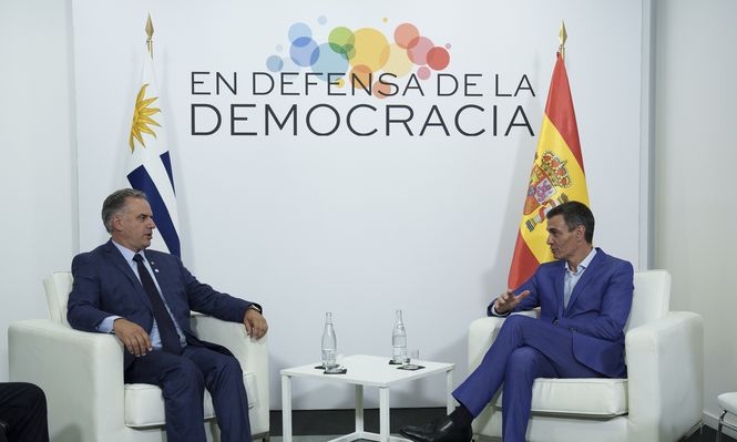 Los presidentes Ysamandú Orsi y Pedro Sánchez mantuvieron un encuentro en Barcelona