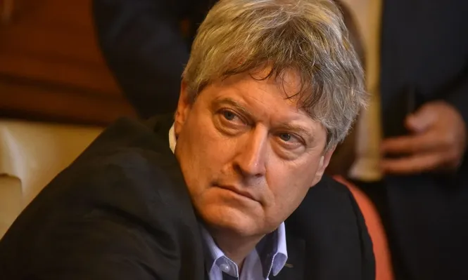 Rafael Michelini en una conferencia de prensa sobre inclusión financiera