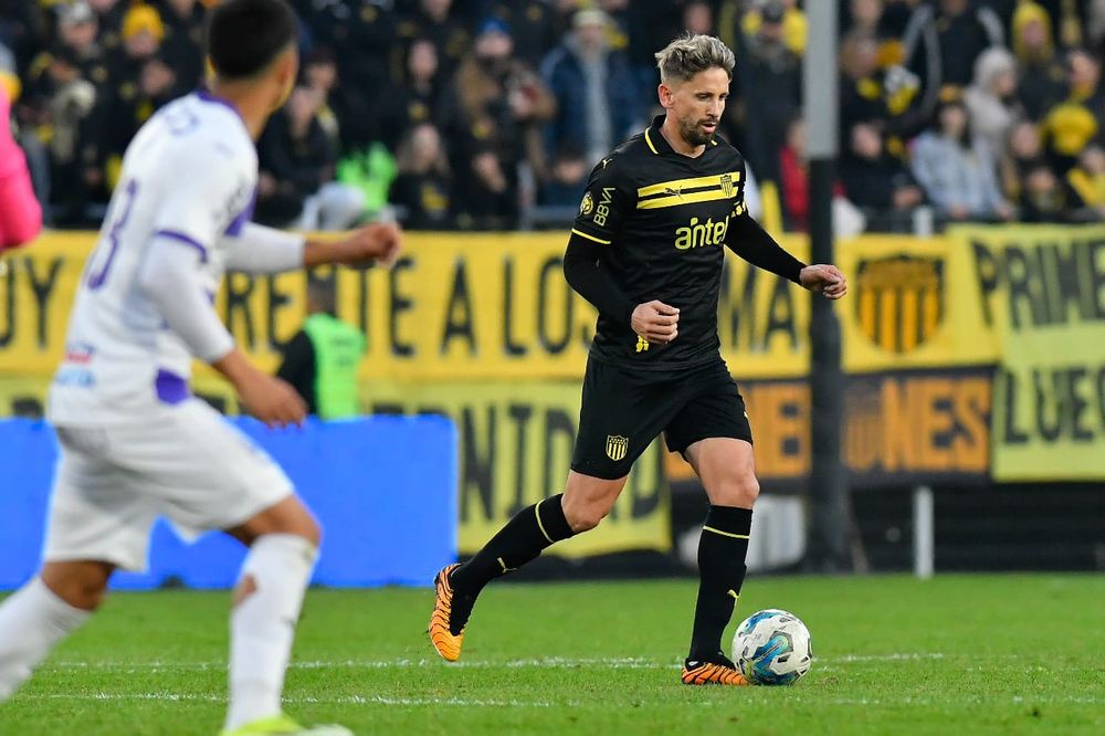 Gastón Ramírez avanza con el balón Gastón Ramírez avanza con el balón