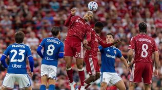 Ronald Araujo gana en las alturas en su debut en Liverpool de Inglaterra en un amistoso ante Como de Italia