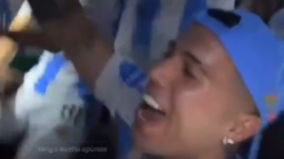 Enzo Fernández, de la selección de Argentina, cantando en contra de los jugadores franceses en el ómnibus tras ganar la Copa América 2024