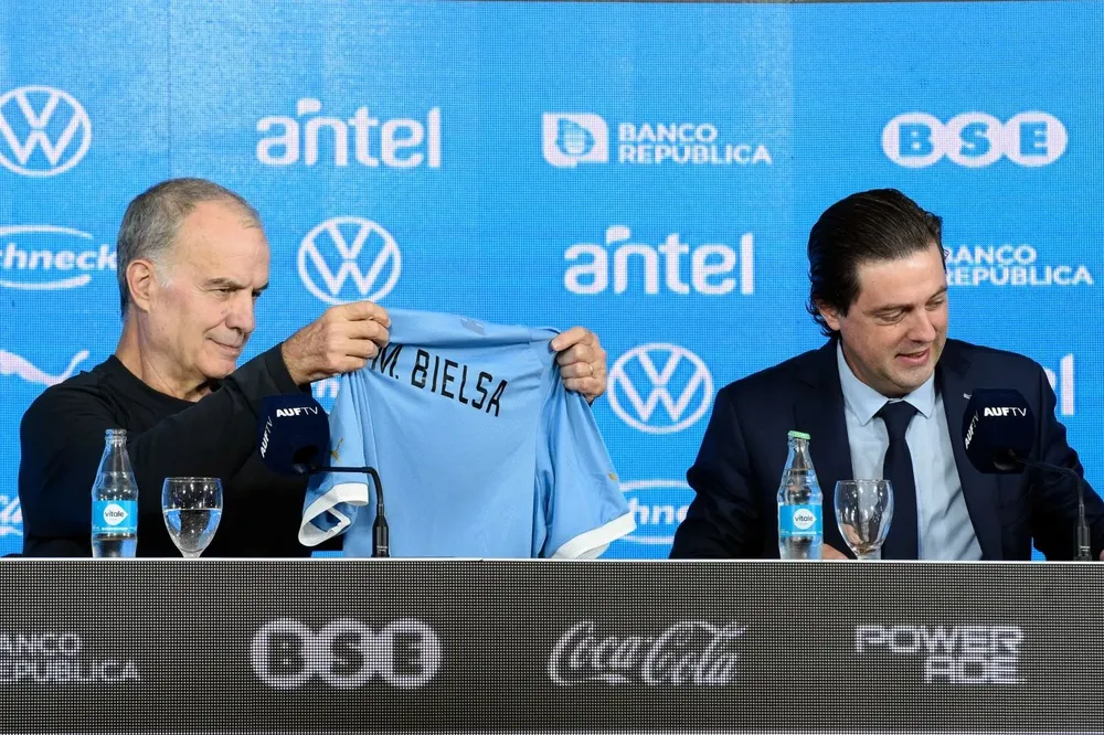 Bielsa con la celeste en la presentación del técnico, que estuvo a cargo de Alonso en mayo de 2022