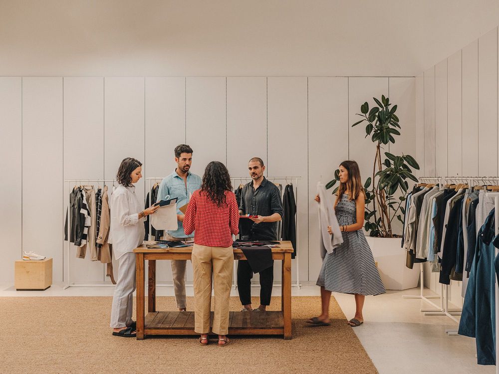 Para algunos puestos de empleo, como el de dependiente de tienda, no se requieren estudios superiores.