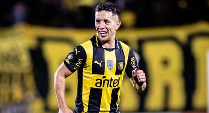 Leonardo Fernández celebra su golazo para el 2-1 de Peñarol ante Montevideo City Torque por el Torneo Apertura