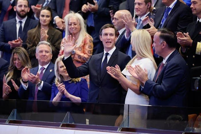En el Knesset, saluda Jared Kushner, su yerno, aplaude a su derecha Steve Witkoff. La señora rubia de atrás es Miriam Adelson (¡80 años!), viuda del magnate Sheldon Adelson, filántropa instalada y muy influyente en Israel largamente destacada en el discurso de Trump